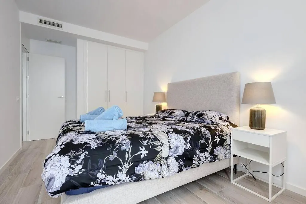 Three-Bedroom Holiday Apartment In إِستيبونا