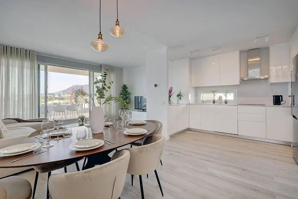 Three-Bedroom Holiday Apartment In إِستيبونا