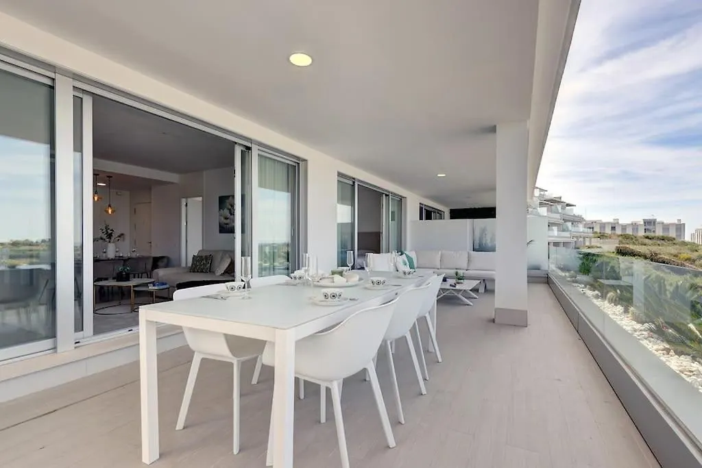 Three-Bedroom Holiday Apartment In إِستيبونا