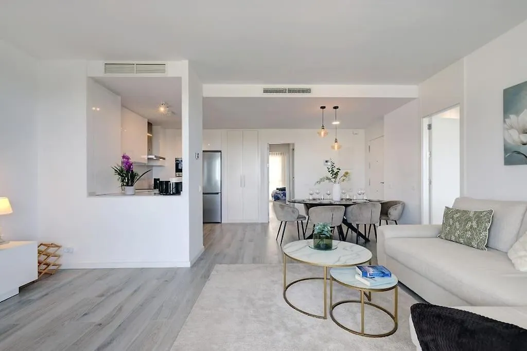 Three-Bedroom Holiday Apartment In إِستيبونا 0*,
