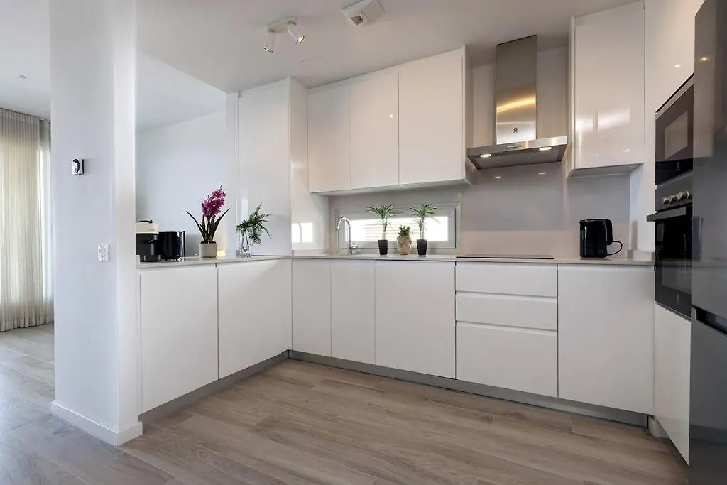 Three-Bedroom Holiday Apartment In إِستيبونا